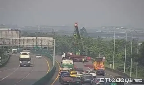 ▲▼     嘉義東西向快速道路鋼樑掉落  。（圖／記者翁伊森翻攝）