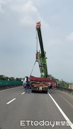▲▼     嘉義東西向快速道路鋼樑掉落  。（圖／記者翁伊森翻攝）