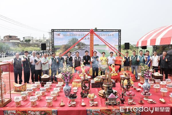 ▲台南市長黃偉哲主持「溪埔中路拓寬暨新闢道路銜接烏橋中路工程」動土典禮。（記者林東良翻攝，下同）