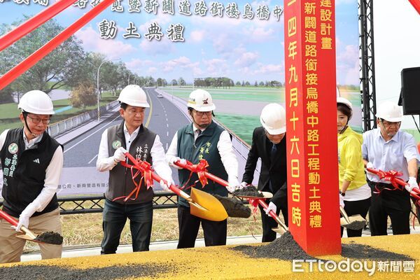 ▲台南市長黃偉哲主持「溪埔中路拓寬暨新闢道路銜接烏橋中路工程」動土典禮。（記者林東良翻攝，下同）