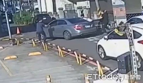 ▲通緝犯拒捕並駕車衝撞員警，遭開2槍仍逃。（圖／記者游芳男翻攝）