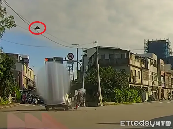 ▲直行機車撞上左轉轎車碰得一聲人車噴飛，零件更噴高10多公尺。（圖／記者楊熾興翻攝）