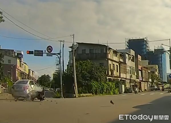 ▲機車零件、安全帽、鞋子散落路面。（圖／記者楊熾興翻攝）