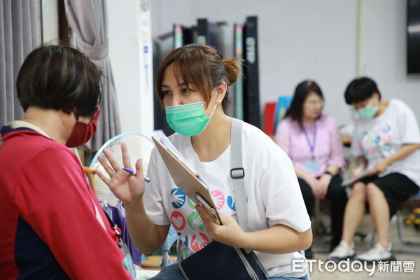 ▲▼門諾醫院推動 ICOPE（整合性照護長者功能評估），結果發現，不少長者在「行動力」與「聽力」方面已有退化警訊。（圖／門諾醫院提供，下同）