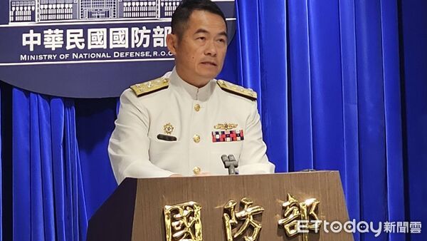 ▲海軍參謀長邱俊榮16日出席國防部例行記者會，說明海鯤號進度。（圖／記者呂佳賢攝）