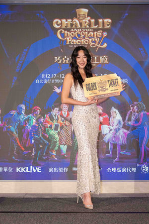 ▲隋棠為百老匯《巧克力冒險工廠》舞台劇站台。（圖／華文環球藝術娛樂提供）