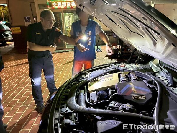 ▲分局長施宇峰親自率隊，針對疑似有擅自改裝噪音車輛進行攔查。（圖／龍潭警分局提供）