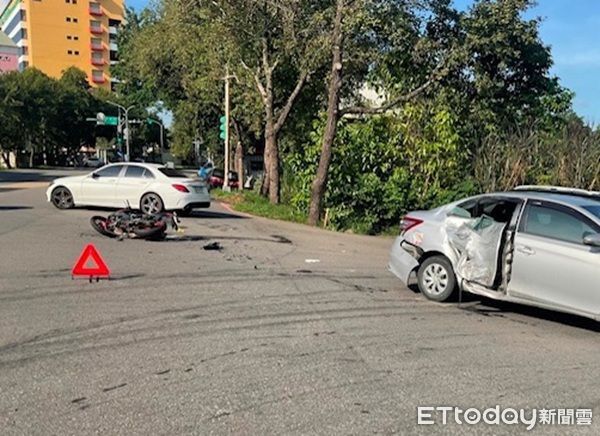 ▲▼汽車被撞凹，機車零件、安全帽、鞋子散落路面。（圖／記者楊熾興翻攝）