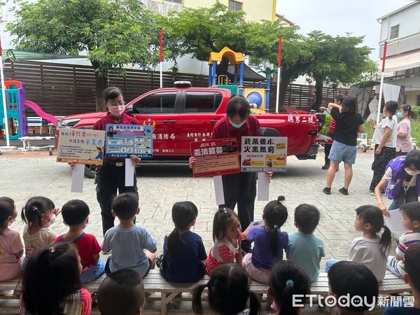 ▲新化消防分隊走進幼兒園，透過繪本與互動遊戲教小朋友防災觀念。（記者林東良翻攝，下同）
