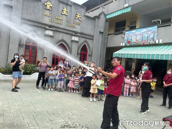 ▲新化消防分隊走進幼兒園，透過繪本與互動遊戲教小朋友防災觀念。（記者林東良翻攝，下同）