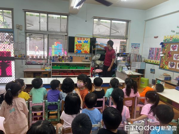 ▲新化消防分隊走進幼兒園，透過繪本與互動遊戲教小朋友防災觀念。（記者林東良翻攝，下同）
