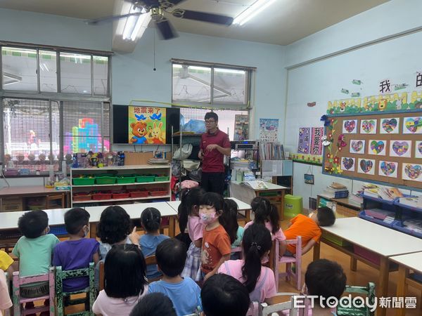 ▲新化消防分隊走進幼兒園，透過繪本與互動遊戲教小朋友防災觀念。（記者林東良翻攝，下同）
