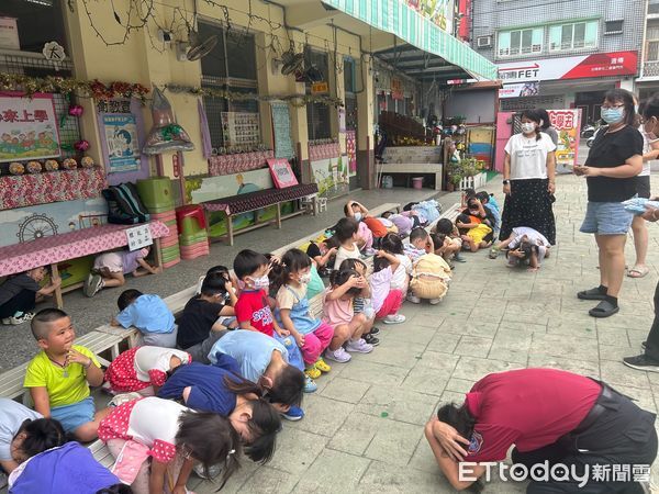 ▲新化消防分隊走進幼兒園，透過繪本與互動遊戲教小朋友防災觀念。（記者林東良翻攝，下同）