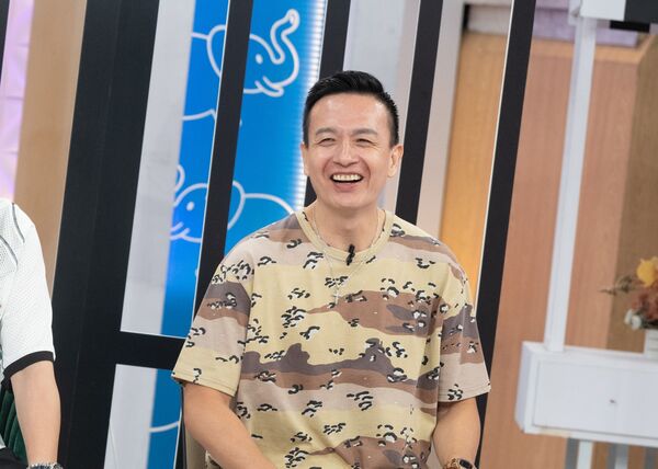 ▲▼小鐘無視女友性感熱舞，竟只顧看電視 。（圖／東森綜合台提供）