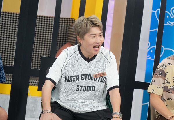 ▲▼小鐘無視女友性感熱舞，竟只顧看電視 。（圖／東森綜合台提供）