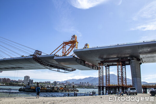 ▲▼淡江大橋今天拚上最後一個節塊，全面合龍。（圖／公路局提供）