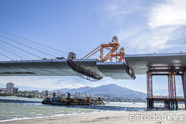 ▲▼淡江大橋今天拚上最後一個節塊，全面合龍。（圖／公路局提供）