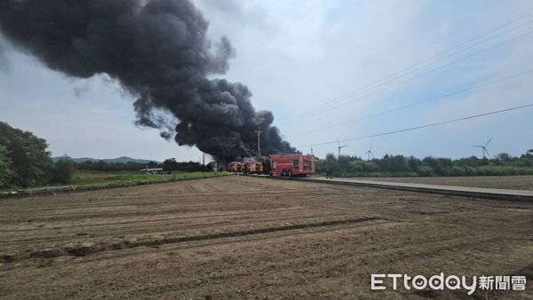 ▲苗栗縣後龍鎮一處鐵皮廠房今下午竄出大火，濃煙沖天，鐵皮坍陷、全面燃燒，負責人（藍色衣）無助蹲在火場外。（圖／記者楊永盛翻攝）
