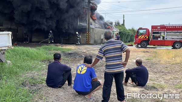 ▲苗栗縣後龍鎮一處鐵皮廠房今下午竄出大火，濃煙沖天，鐵皮坍陷、全面燃燒，負責人（藍色衣）無助蹲在火場外。（圖／記者楊永盛翻攝）