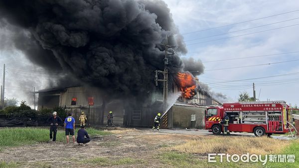 ▲苗栗縣後龍鎮一處鐵皮廠房今下午竄出大火，濃煙沖天，鐵皮坍陷、全面燃燒，負責人（藍色衣）無助蹲在火場外。（圖／記者楊永盛翻攝）