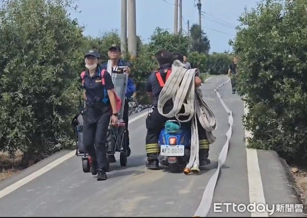 ▲苗栗縣後龍鎮一處鐵皮廠房今下午竄出大火，濃煙沖天，鐵皮坍陷、全面燃燒，負責人（藍色衣）無助蹲在火場外。（圖／記者楊永盛翻攝）