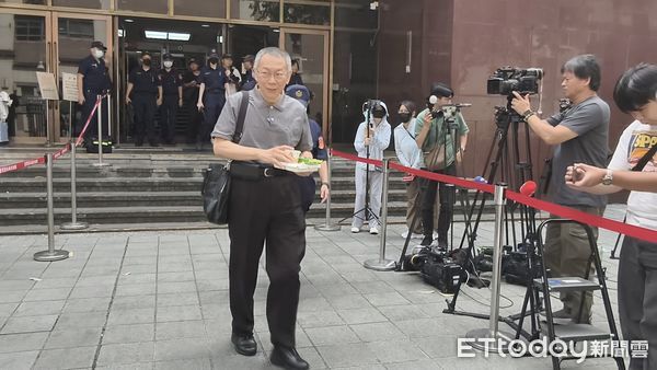 ▲▼涉犯京華城案的台灣民眾黨前主席柯文哲，今（16日）庭訊時電話突然響起，原來是佩戴的電子腳環沒電，科控中心來電查勤。（圖／記者黃哲民攝）