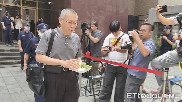 ▲▼涉犯京華城案的台灣民眾黨前主席柯文哲，今（16日）庭訊時電話突然響起，原來是佩戴的電子腳環沒電，科控中心來電查勤。（圖／記者黃哲民攝）