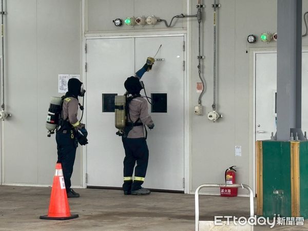 ▲台南市消防局第六、七大隊在林德科技台南廠舉行化學災害搶救演練。 （記者林東良翻攝，下同）
