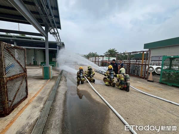 ▲台南市消防局第六、七大隊在林德科技台南廠舉行化學災害搶救演練。 （記者林東良翻攝，下同）