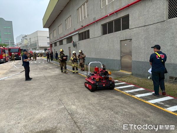 ▲台南市消防局第六、七大隊在林德科技台南廠舉行化學災害搶救演練。 （記者林東良翻攝，下同）