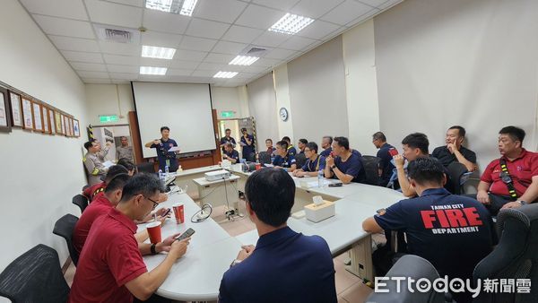 ▲台南市消防局第六、七大隊在林德科技台南廠舉行化學災害搶救演練。 （記者林東良翻攝，下同）