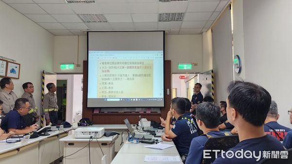 ▲台南市消防局第六、七大隊在林德科技台南廠舉行化學災害搶救演練。 （記者林東良翻攝，下同）