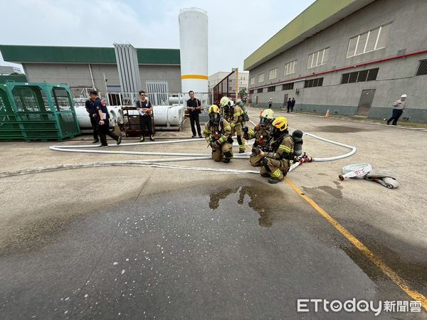 ▲台南市消防局第六、七大隊在林德科技台南廠舉行化學災害搶救演練。 （記者林東良翻攝，下同）