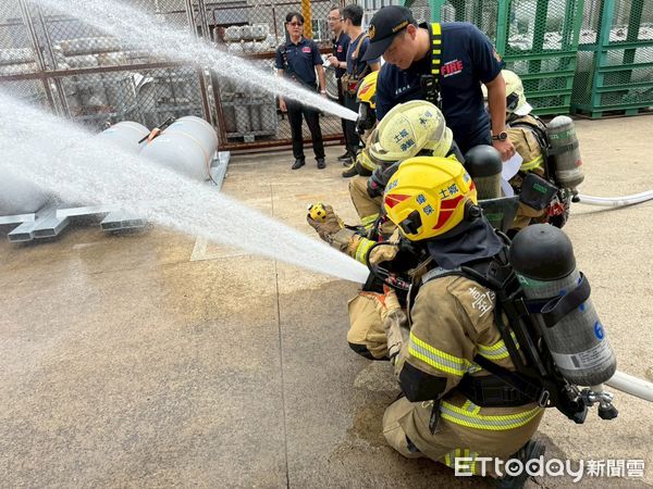 ▲台南市消防局第六、七大隊在林德科技台南廠舉行化學災害搶救演練。 （記者林東良翻攝，下同）