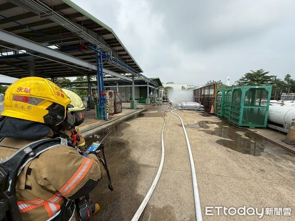 ▲台南市消防局第六、七大隊在林德科技台南廠舉行化學災害搶救演練。 （記者林東良翻攝，下同）