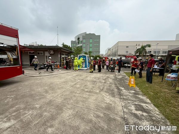 ▲台南市消防局第六、七大隊在林德科技台南廠舉行化學災害搶救演練。 （記者林東良翻攝，下同）