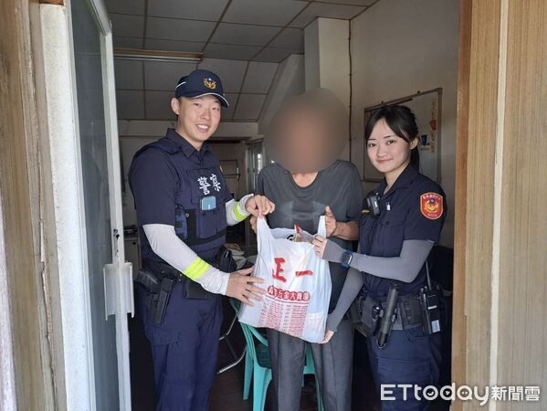▲台東派出所警察化身快遞員。（圖／記者楊晨東翻攝）