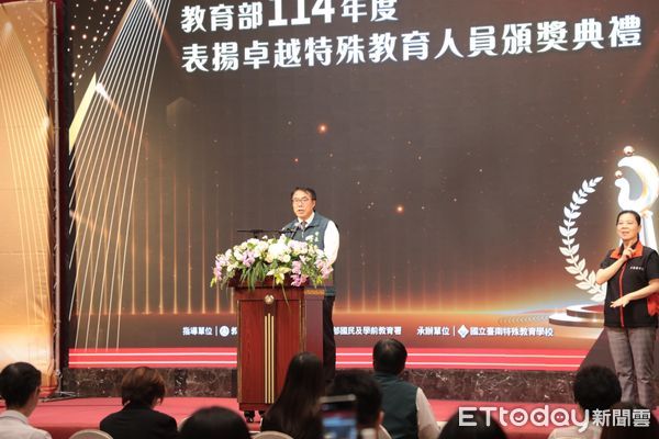 ▲台南市6位教師獲教育部卓越特殊教育人員獎，市長黃偉哲親自到場祝賀。（記者林東良翻攝，下同）