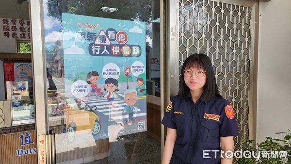 ▲台東關山警用手拿板、海報、帆布條宣導交通安全月。（圖／記者楊晨東翻攝）