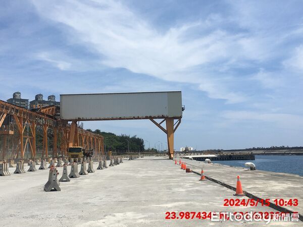 ▲▼去年4月3日花蓮強震導致花蓮港第17至25號碼頭鋪面產生高差陷落。（圖／港務公司提供）