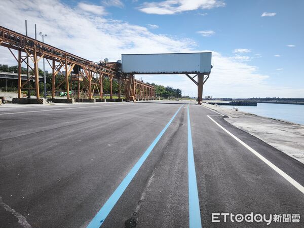 ▲▼去年4月3日花蓮強震導致花蓮港第17至25號碼頭鋪面產生高差陷落。（圖／港務公司提供）