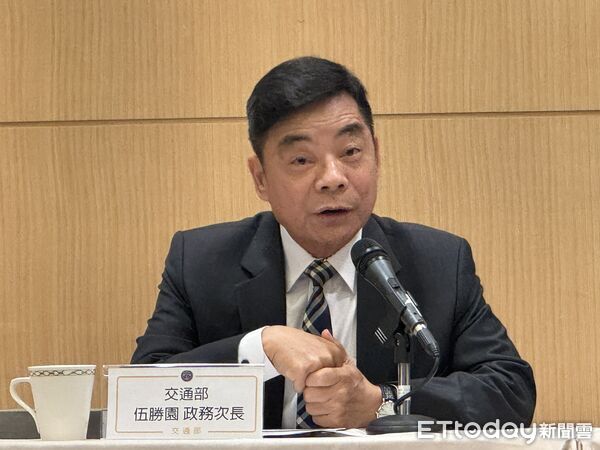 ▲▼交通部政務次長伍勝園、公共運輸及監理司長吳東凌說明財劃法影響捷運補助情況。（圖／記者李姿慧攝）