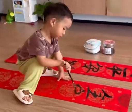 ▲▼3歲娃書法行雲流水。（圖／翻攝自微博）