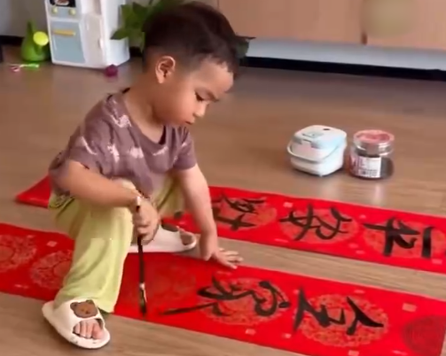 ▲朗朗寫書法。（圖／翻攝自微博，上同）