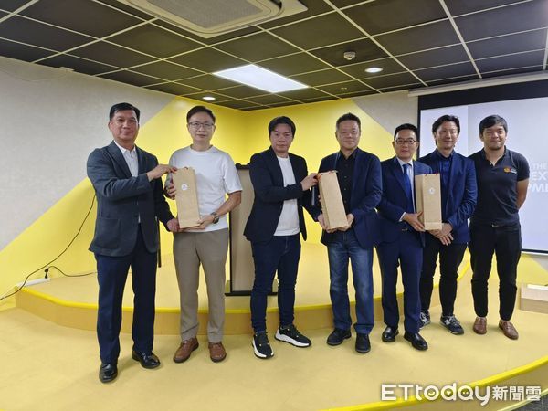 ▲統一資訊菲律賓公司總經理吳聲輝(左三)率合作團隊致贈紀念品給外貿協會董事長黃志芳(左二)、行政處長林立凱(左四)、馬尼拉台貿中心主任賴榮春。（圖／記者張佩芬攝）