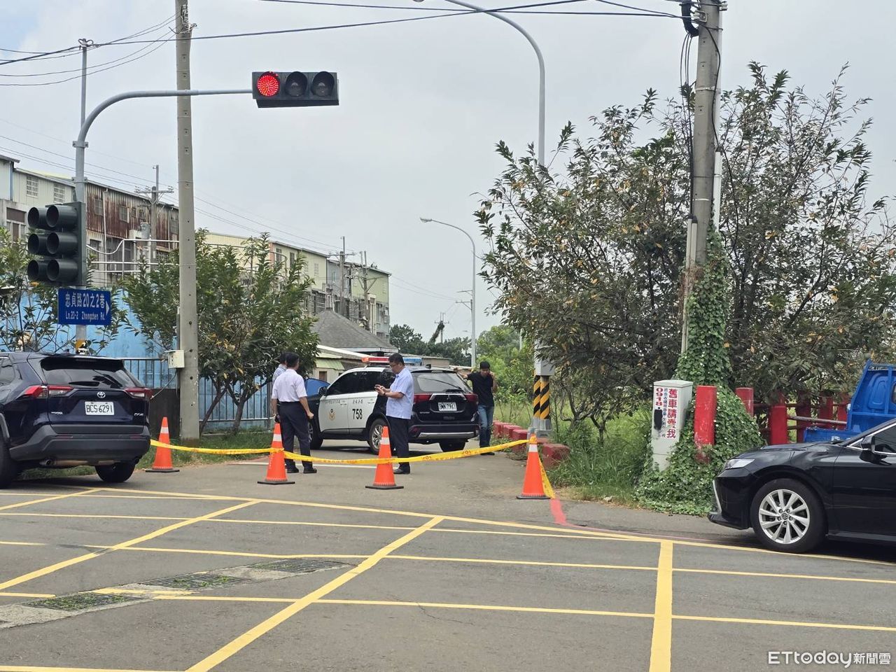 台中女被亂刀猛砍慘死路邊！兇手隨手丟刀騎車逃亡　現場畫面曝