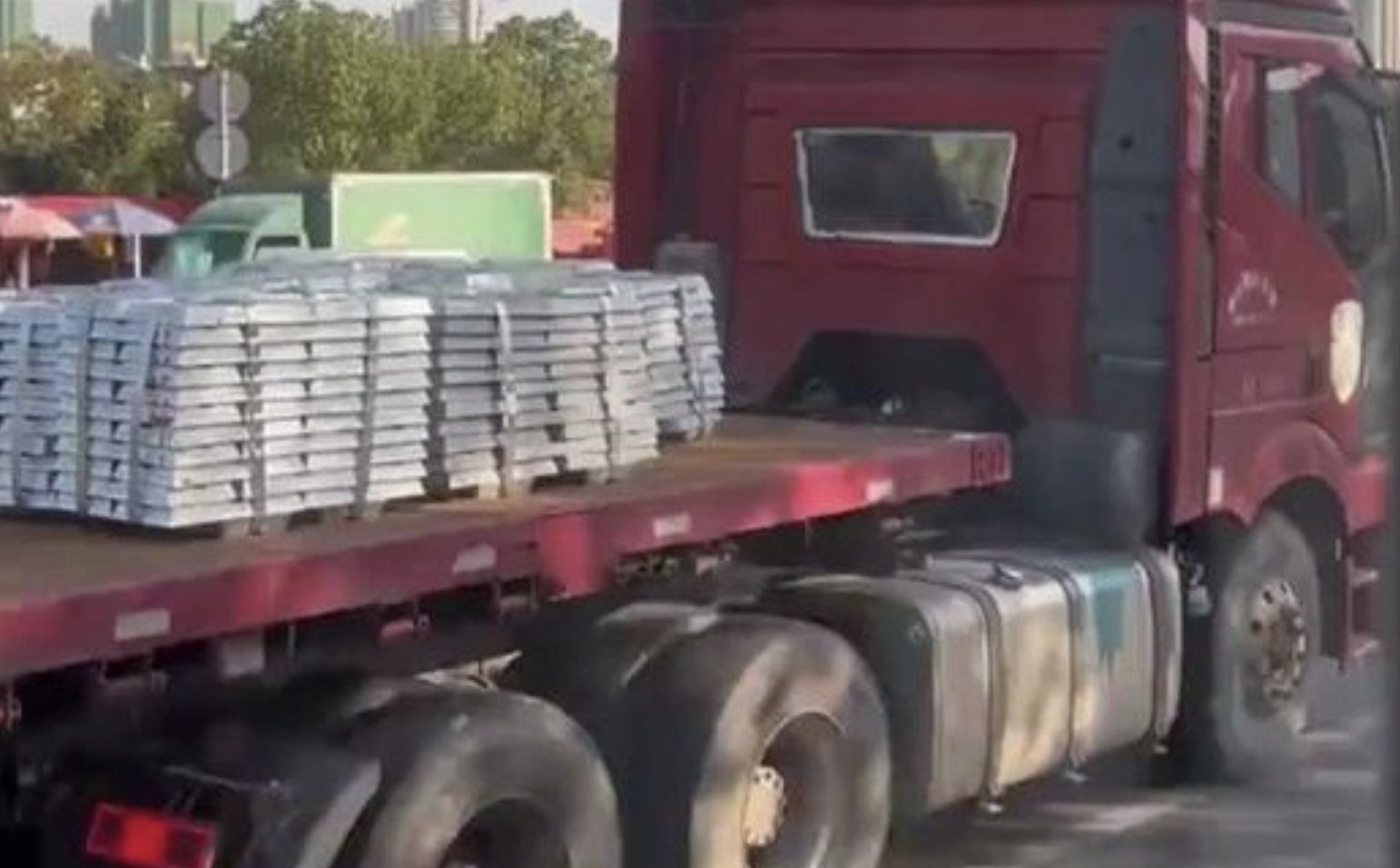 ▲陸貨車司機丁師傅在運送過程中遺失13塊銀磚。（圖／翻攝微博）