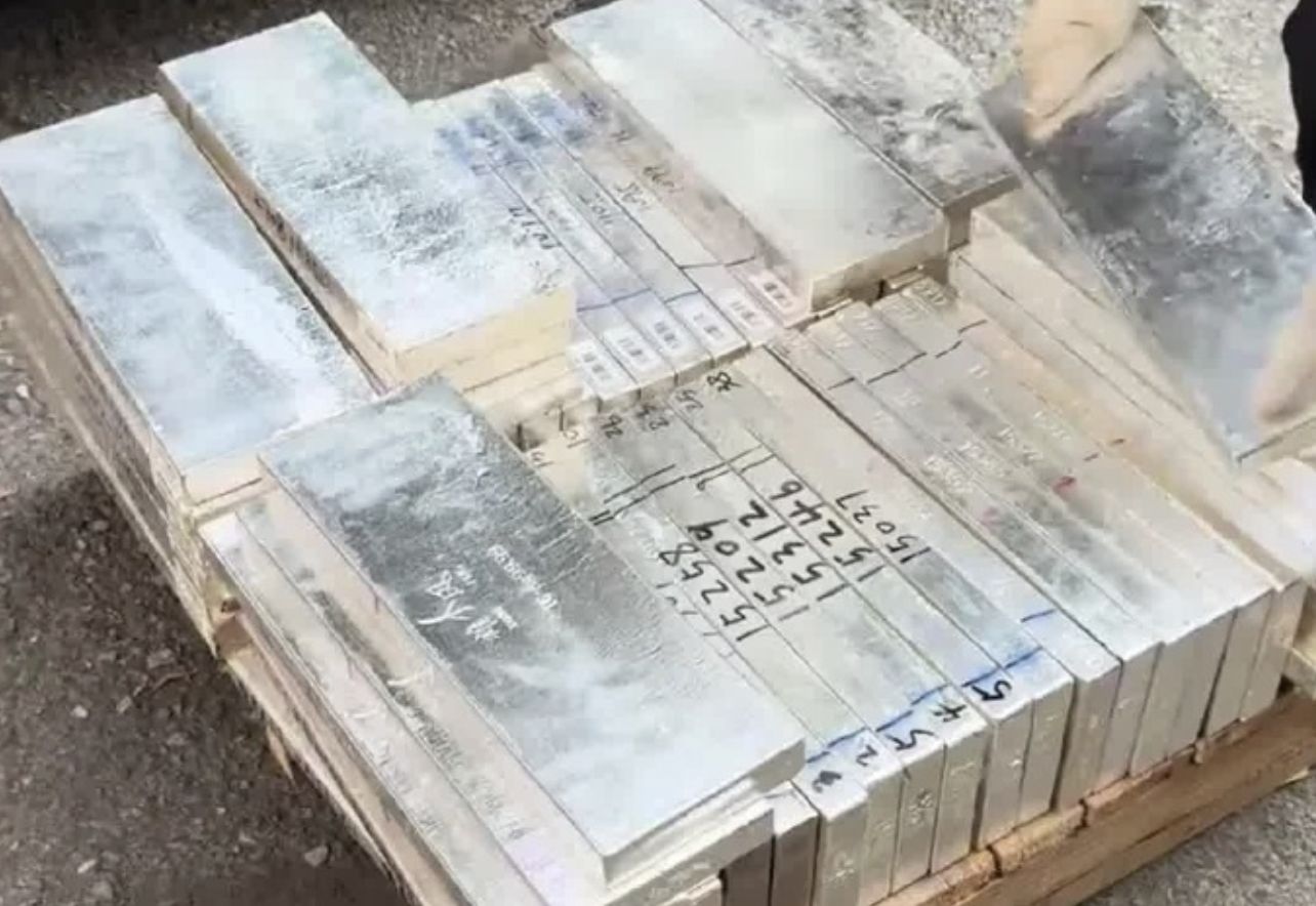 ▲陸貨車司機丁師傅在運送過程中遺失13塊銀磚。（圖／翻攝微博）