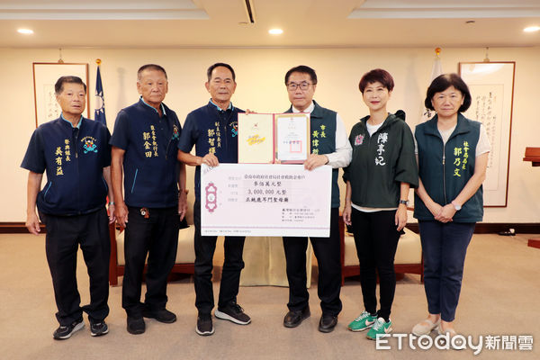 ▲正統鹿耳門聖母廟捐贈300萬元協助災後重建，由市長黃偉哲代表受贈並頒發感謝狀。（記者林東良翻攝，下同）