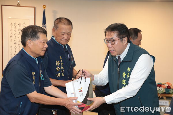 ▲正統鹿耳門聖母廟捐贈300萬元協助災後重建，由市長黃偉哲代表受贈並頒發感謝狀。（記者林東良翻攝，下同）